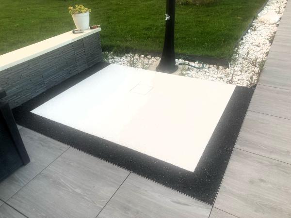 REALISATION D'UN BAC DE DOUCHE EXTERIEUR EN RESINE POLYCHROME