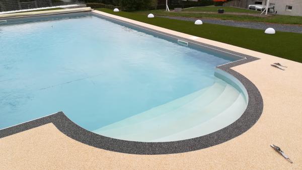 PLAGE DE PISCINE EN RESINE DE MARBRE POLYCHROME