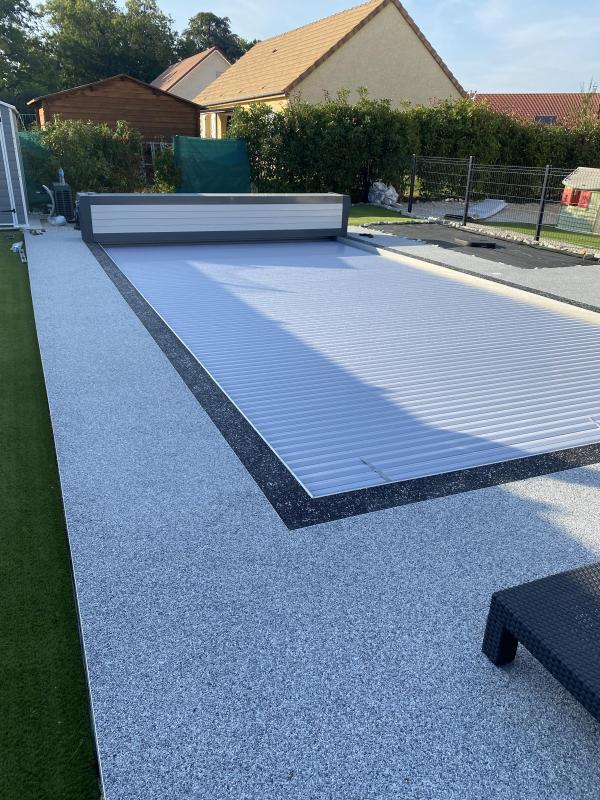 PISCINE ET PLAGE TERMINEES//POSE D'UNE COUVERTURE DE SECURITE AUTOMATIQUE HORS SOL AVEC BANC DESIGN