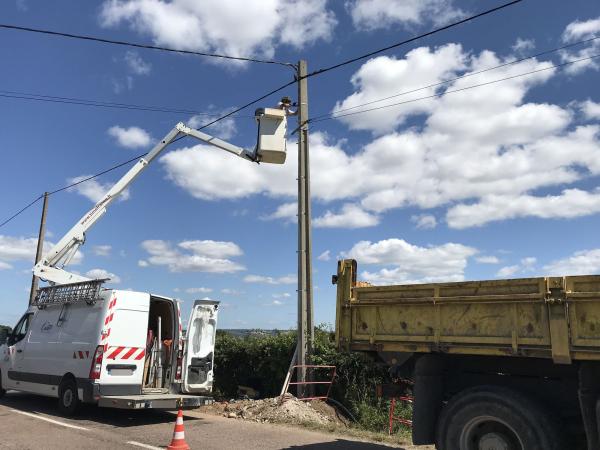 MISE EN PLACE DE FEUILLARD SUR POTEAU BT