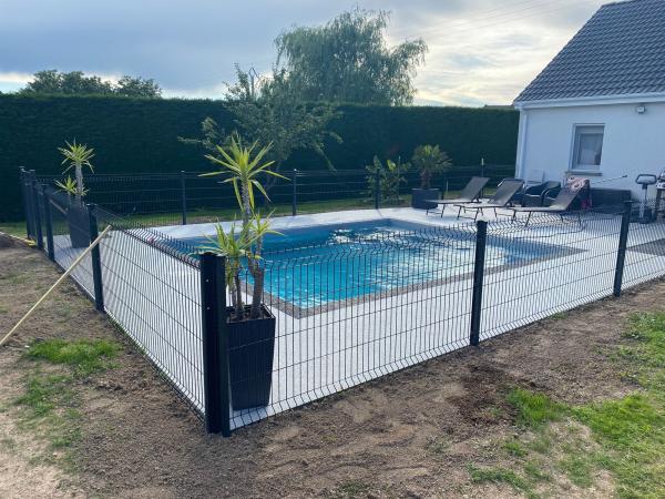 CREATION D'UNE PISCINE CARRE AVEC FINITION PLAGE DE PISCINE EN RESINE DE MARBRE POLYCHROME+SECURISATION AVEC GRILLAGE RIGIDE
