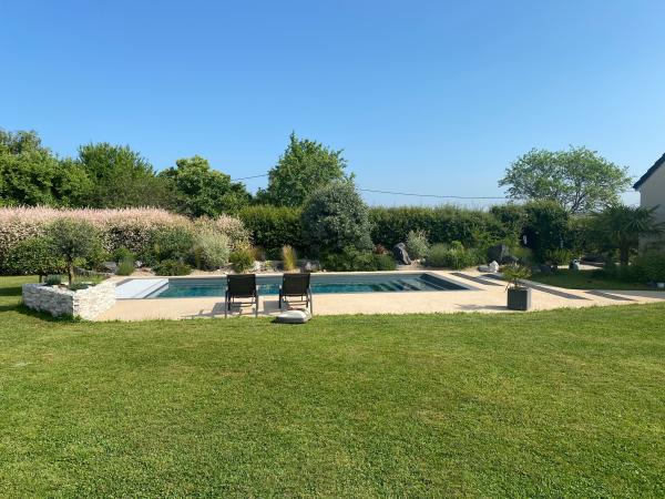 PLAGE DE PISCINE EN RESINE DE MARBRE POLYCHROME, INSERTION MOTIF EN RESINE choisi par le client+CREATION D'UN BAC POUR PLANTATION(finition du bac par le client)