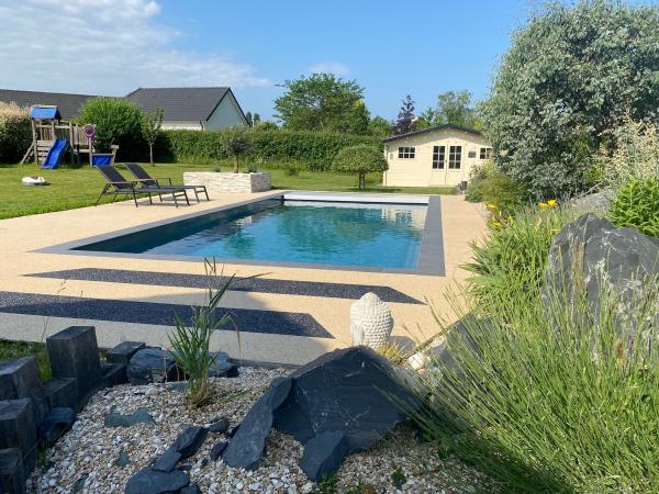 PLAGE DE PISCINE EN RESINE DE MARBRE POLYCHROME, INSERTION MOTIF EN RESINE choisi par le client+CREATION D'UN BAC POUR PLANTATION(finition du bac par le client)